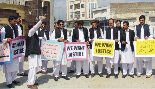 ینگ وکلاء برادری کا مطالبات کے حق میں پریس کلب کے سامنے احتجاجی مظاہرہ