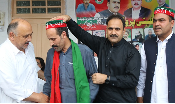 مینگورہ میں اے این پی کو بجلی کے جھٹکے لگ گئے، کارکن پی ٹی ائی میں شامل