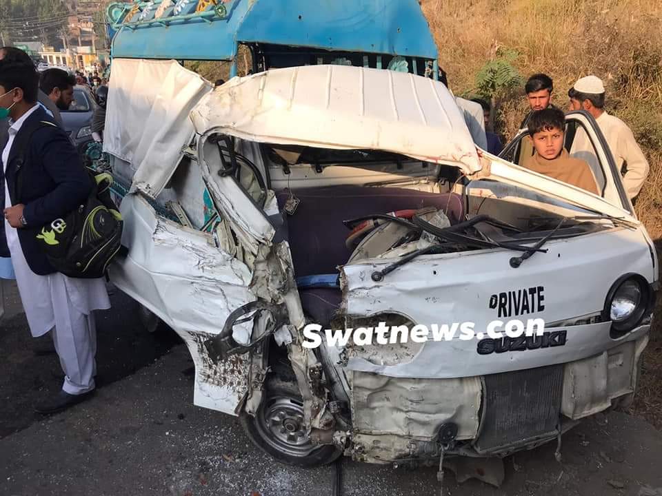 سوات، طلباء وطالبات کو سکول لے جانیوالے گاڑیوں میں تصادم متعدد زخمی