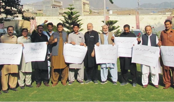 جیو۔جنگ گروپ  کے ایڈیٹرانچیف  میر شکیل الرحمان کی گرفتاری کیخلاف سوات پریس کلب کے صحافیوں کا احتجاجی مظاہرہ