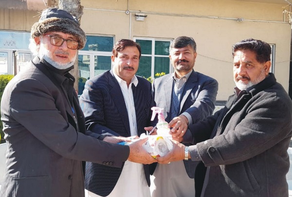 غیر سرکاری تنظیم کا پریس کلب کو سیناٹائزر اور ماسک عطیہ