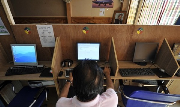 سوات میں انٹرنیٹ کیفیوں پر چھاپے،فحش ویڈیوز دیکھنے والے 10 نوجوان گرفتار  