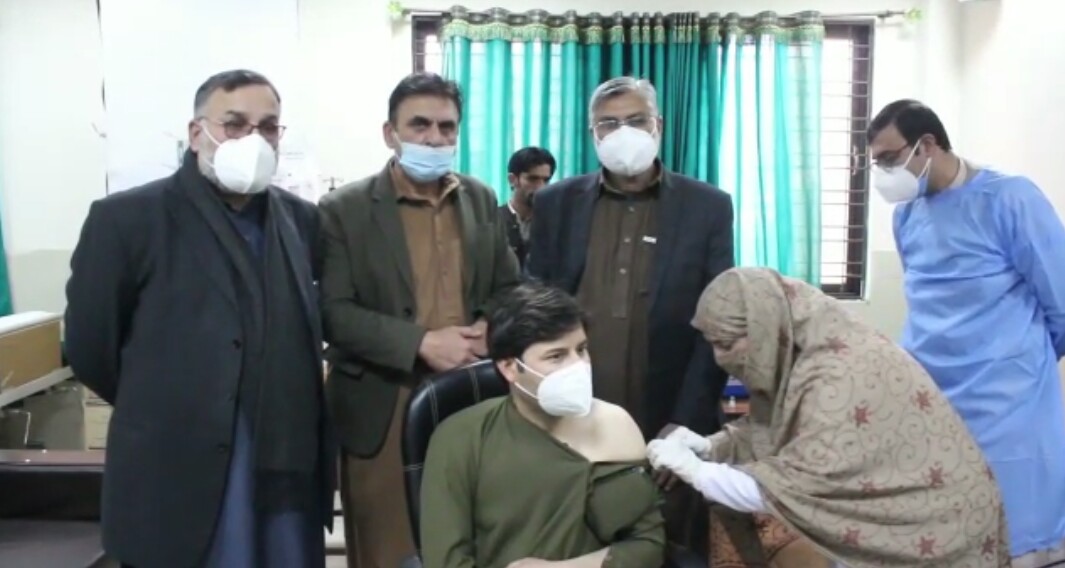 سوات،کوروناویکسین نوازشریف کڈنی ہسپتال کے ڈاکٹراورعملہ کولگائی گئی