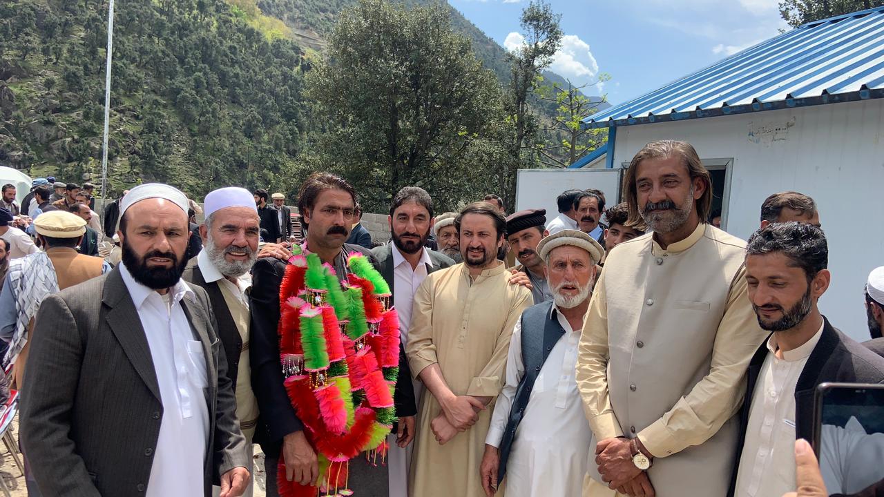 سوات، 29 سالوں پرمحیط دوخاندانوں کے درمیان دشمنی ختم، اپس میں بغلگیرہوگئے