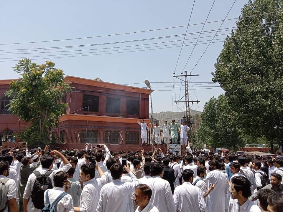 سوات میں امتحانی شیڈول کے اعلان کے خلاف اسکول اور کالجز کے طلباء کا احتجاج ، تھوڑ پھوڑ ، ہنگامہ آرائی میں تین مقامی لوگ اور دو طلباء زخمی