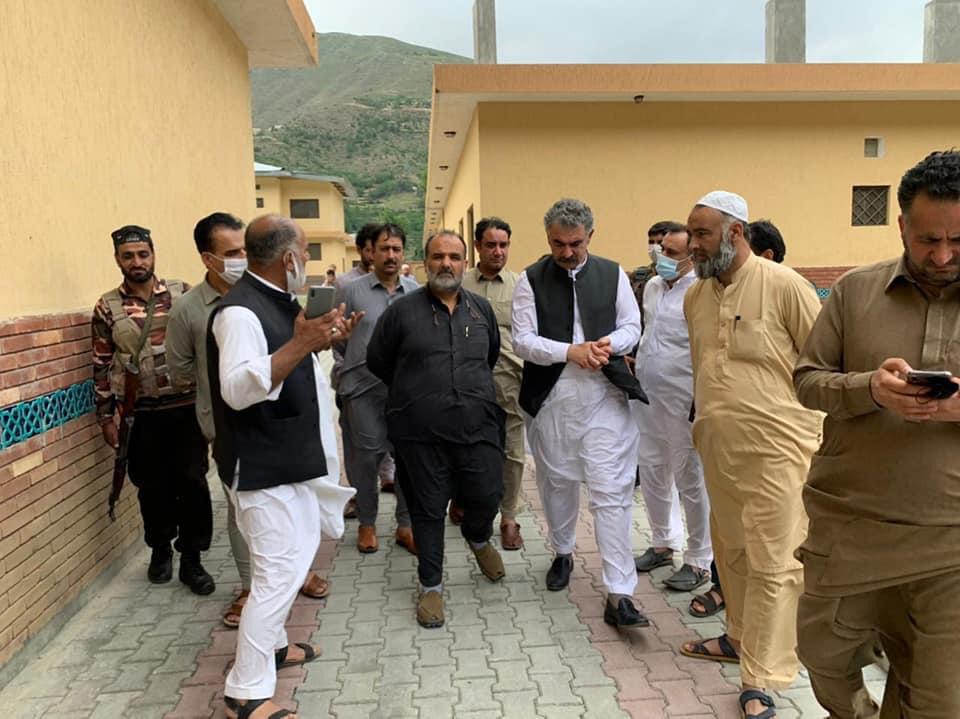 وزیراعلی فوکل پرسن میاں شرافت علی کا نیا تیار ہونے والامدین ہسپتال کادورہ