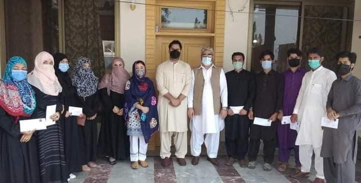 احساس انڈرگریجویٹ سکالرشپ پروگرام کے فیز ون کے دوسرے قسط کی چیک کے تقسیم