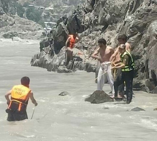 کوہستان، مسافر وین دریاء سندھ میں گرگئی،14افرادلاپتہ