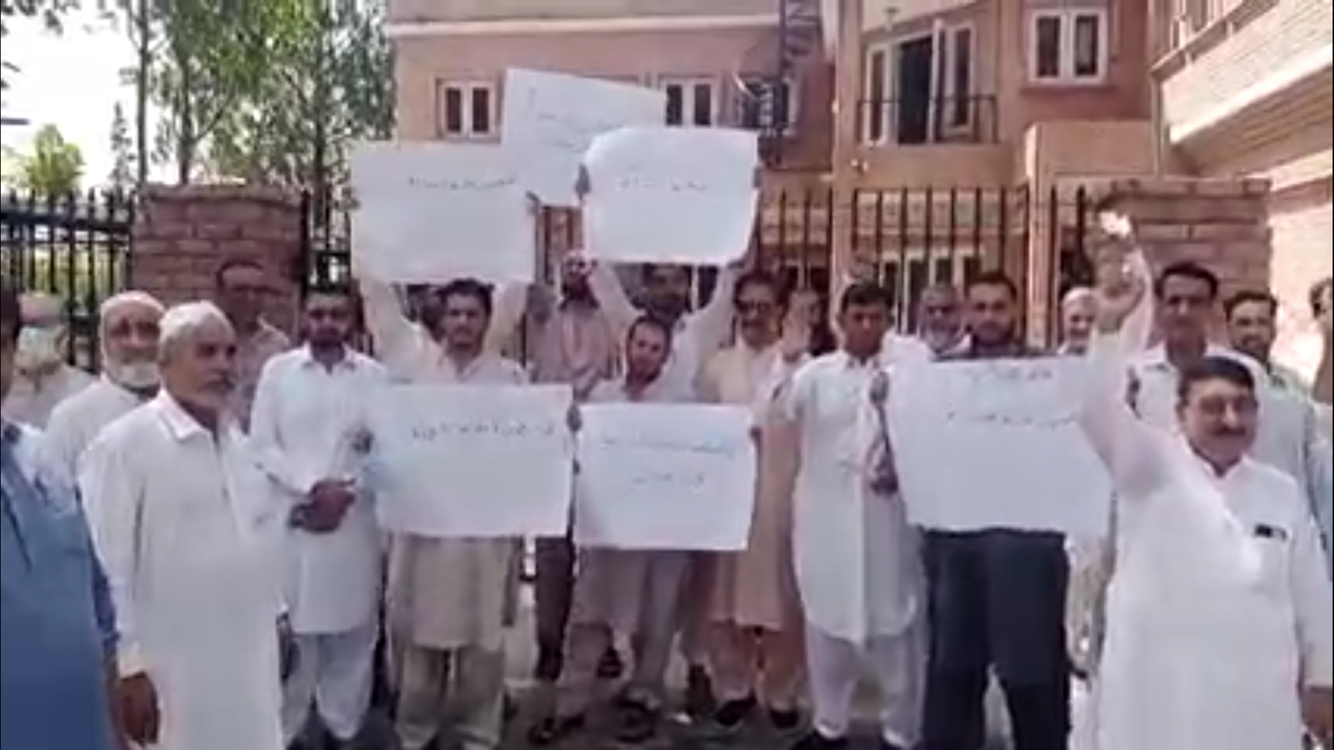 کانجوٹاون شپ سوسائٹی میں بڑھتی ہوئی ڈکیتی کی وارداتوں کے خلاف اہل علاقہ سراپا احتجاج