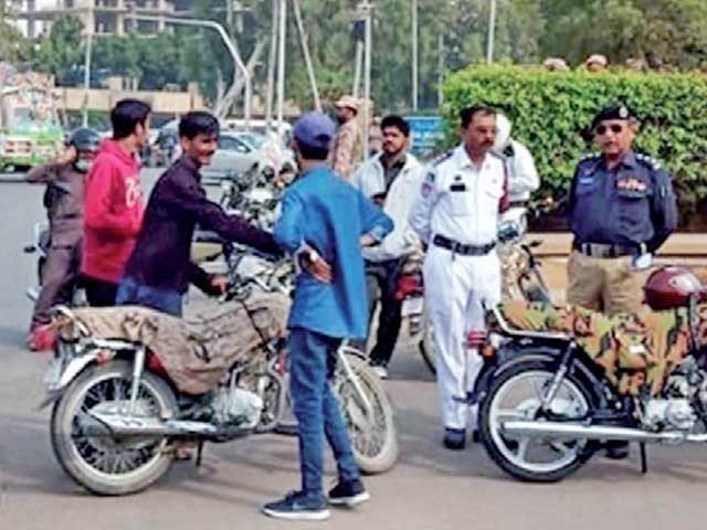 کراچی میں کم عمر ڈرائیوروں اور گاڑی مالکان پر ایک کروڑ 10 لاکھ جرمانہ عائد