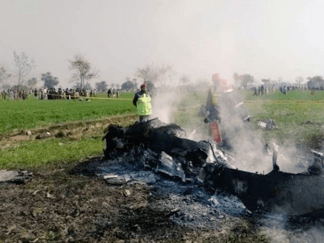 پاک فضائیہ کا چھوٹا تربیتی طیارہ مردان کے قریب گر کر تباہ