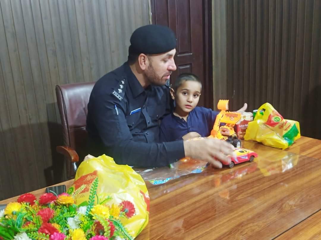 نوشہرہ سے بنڑ مینگورہ کو اپنے ماموں کے گھر آنے والا بچہ راستہ بھول کر مانیار چیک پوسٹ تک پہنچ گیا