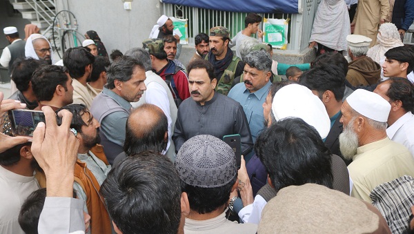 چیئرمین ڈیڈیک سوات فضل حکیم خان یوسفزئی نے رحیم آباد میں قائم نادرا دفتر کا اچانک دورہ
