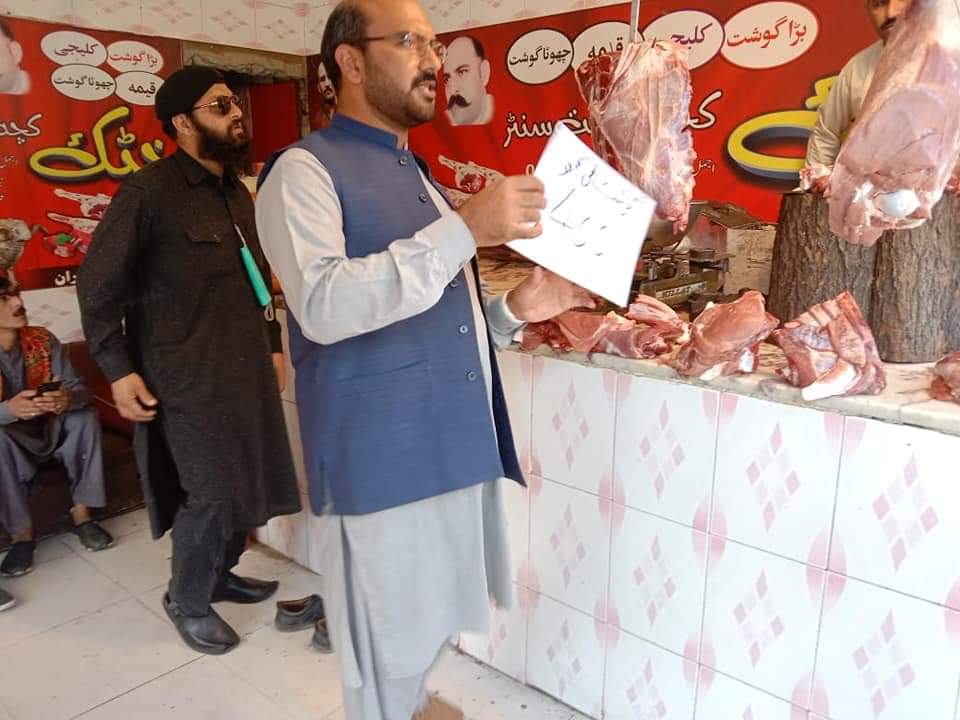 مینگورہ کی بازاروں میں قصائیوں کو سرکار ی نرخ نامے کی خلاف ورزی کرنے والے دکانداروں کو جرمانہ