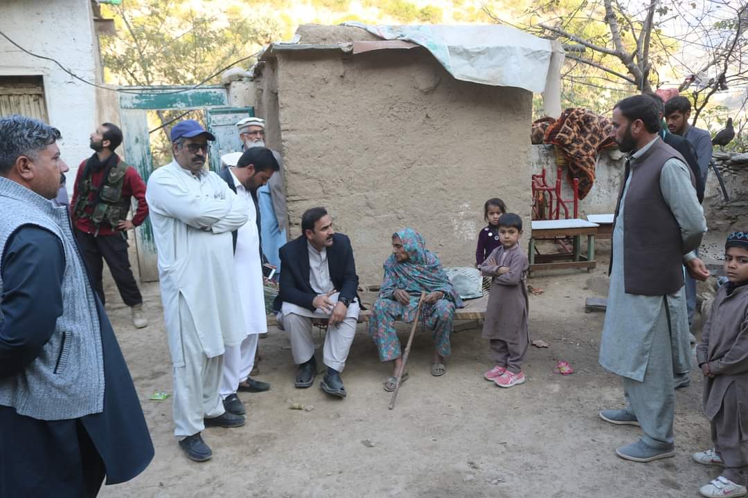 سوات، فضل حکیم کا شارٹ سرکٹ سے تباہ حال گھر کادورہ