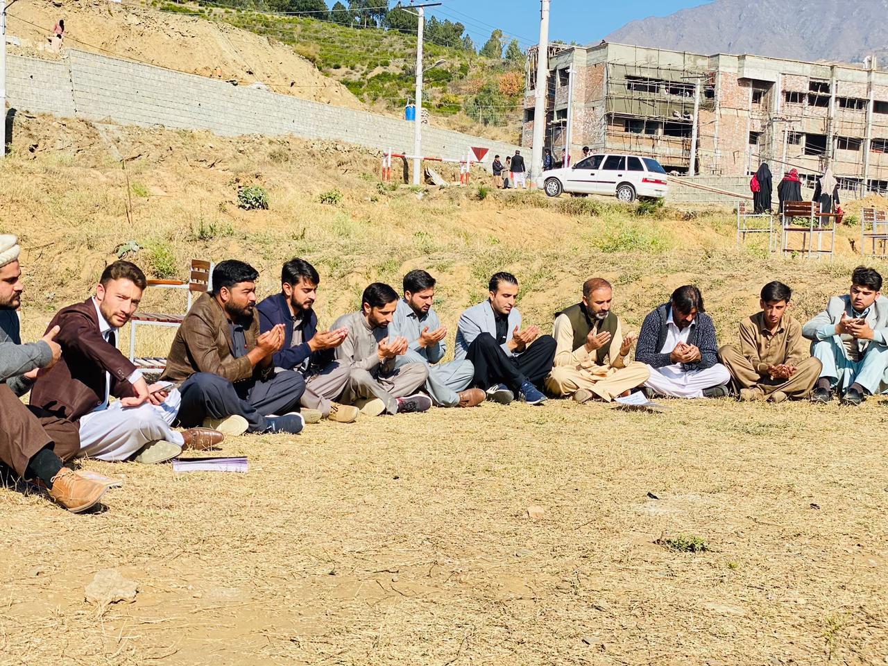 نجی سکول کے بس حادثہ میں شہید ہونے والے بچوں کے ایصال ثواب کیلئے یونیورسٹی آف سوات کے شعبہ صحافت کے طلبہ اور اساتذہ کااجتماعی دعا