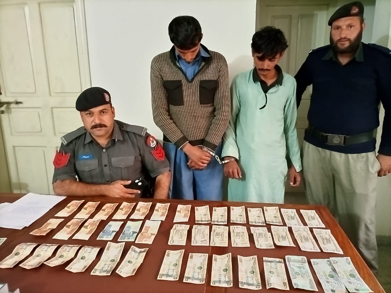 سوات پولیس کی کارروائی ملکی و غیرملکی کرنسی برآمد، دو ملزمان گرفتار