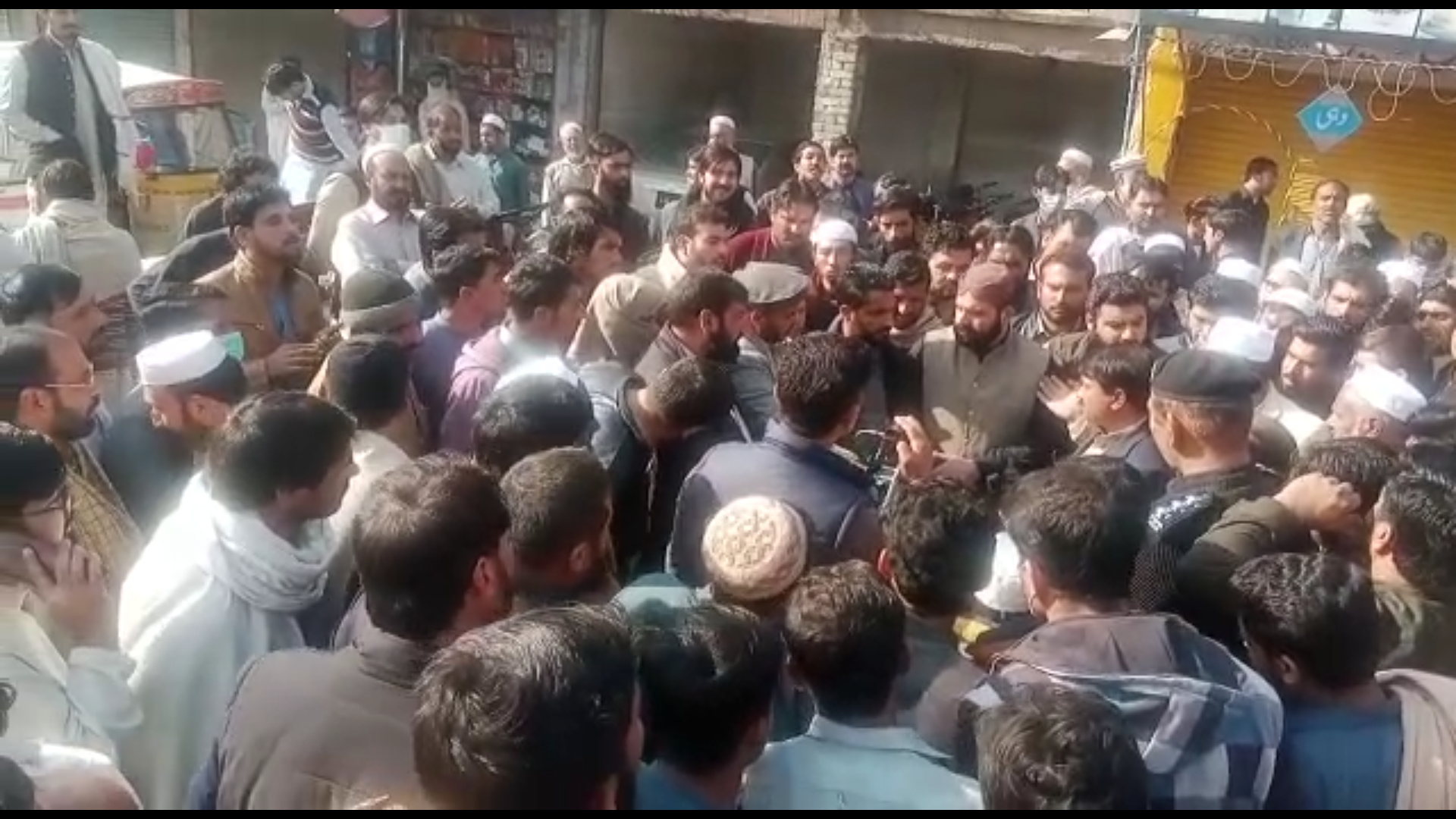 چکدرہ،گل آباد میں انتظامیہ کا تجاوزات کے خلاف آپریشن، شہریوں کا احتجاج