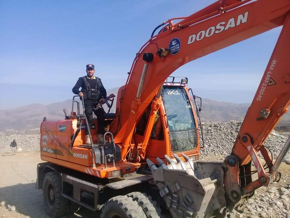 دریائے سوات کنارے بجری اور ریت نکالنے پر مشینری ضبط، ایف آئی آر درج