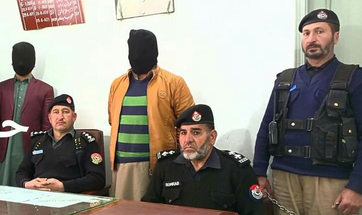 پولیس کی کامیاب کاروائی، کارلفٹر کا گینگ پکڑ کر سرکاری مہمان خانے میں بند کردیا