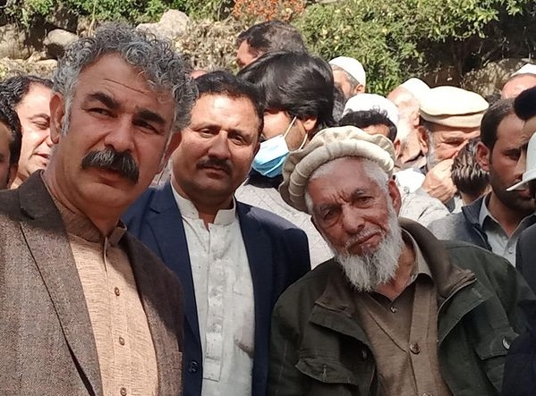 میاں شرافت نے سوات مدین کے چیربٹ سڑک کاافتتاح کردیا