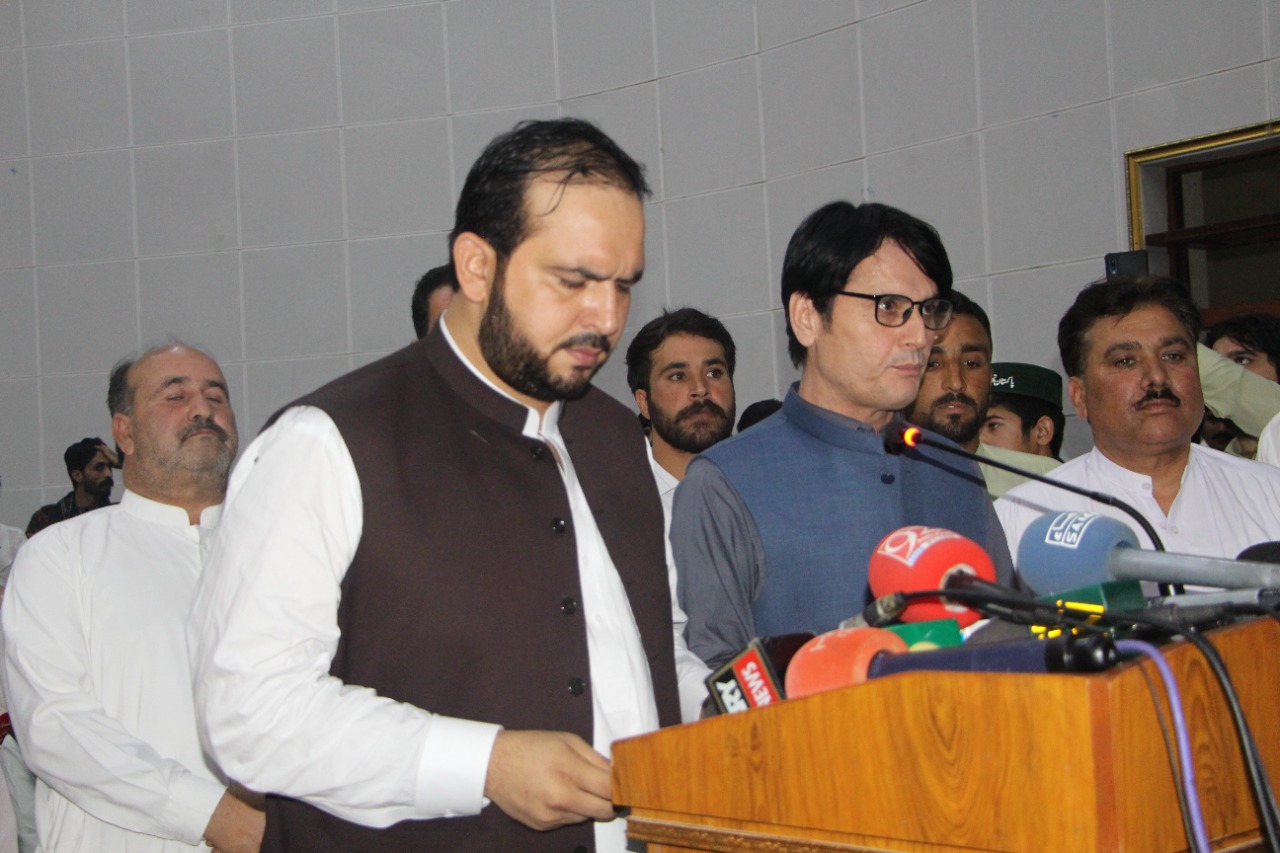 سوات: ضلع کے سات تحصیلوں کے تحصیل مئیرز کی تقریب حلف برداری