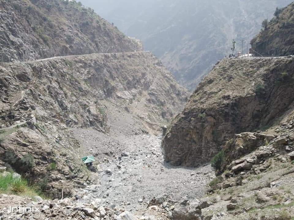 لوئر کوہستان میں گاڑی کھائی میں جاگری,5افراد جاں بحق بحق