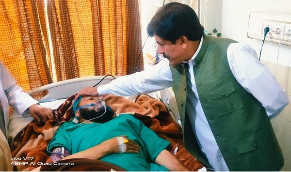 کمشنر ملاکنڈ ڈویژن  کی سیدو شریف ہسپتال میں زیر علاج ڈی ایس پی پیر سید کی عیادت